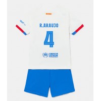 Dětský fotbalový dres Barcelona Ronald Araujo #4 2023-24 Venkovní Krátký Rukáv (+ trenýrky)